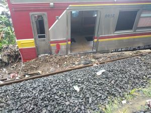 Penampakan Gerbong KRL yang Nyungsep ke Tanah