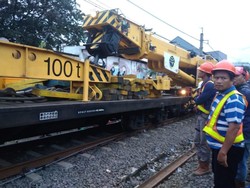 Crane dari Bandung Tiba di Lokasi KRL Anjlok di Bogor