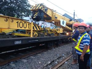 Crane dari Bandung Tiba di Lokasi KRL Anjlok di Bogor Crane dari Bandung Tiba di Lokasi KRL Anjlok di Bogor