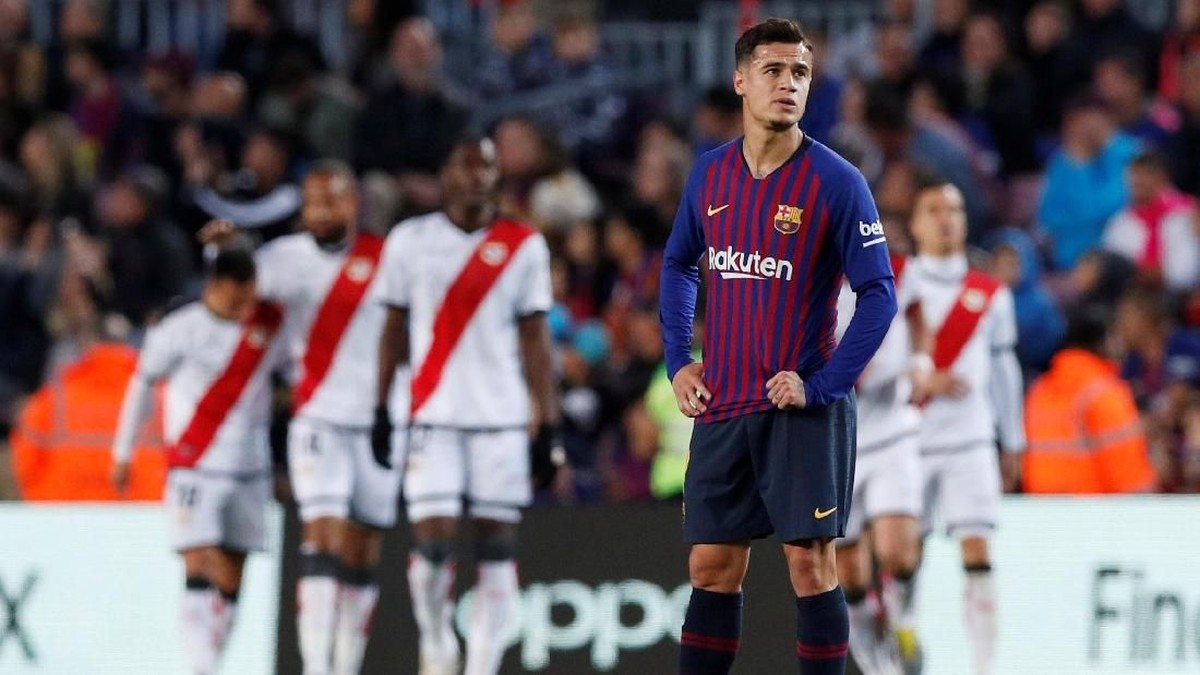 Philippe Coutinho disoraki suporter di Camp Nou saat Barcelona bertanding melawan Rayo Vallecano (Foto: Albert Gea/Reuters)