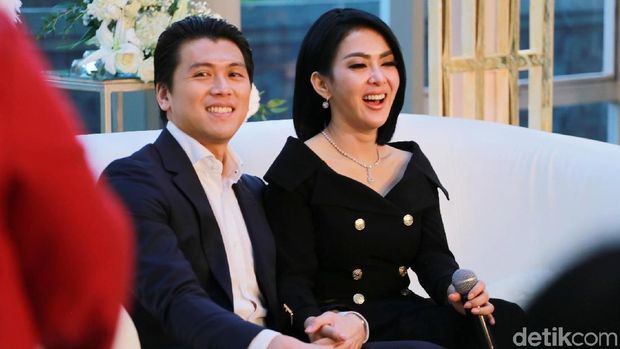 Syahrini dan Reino Barack