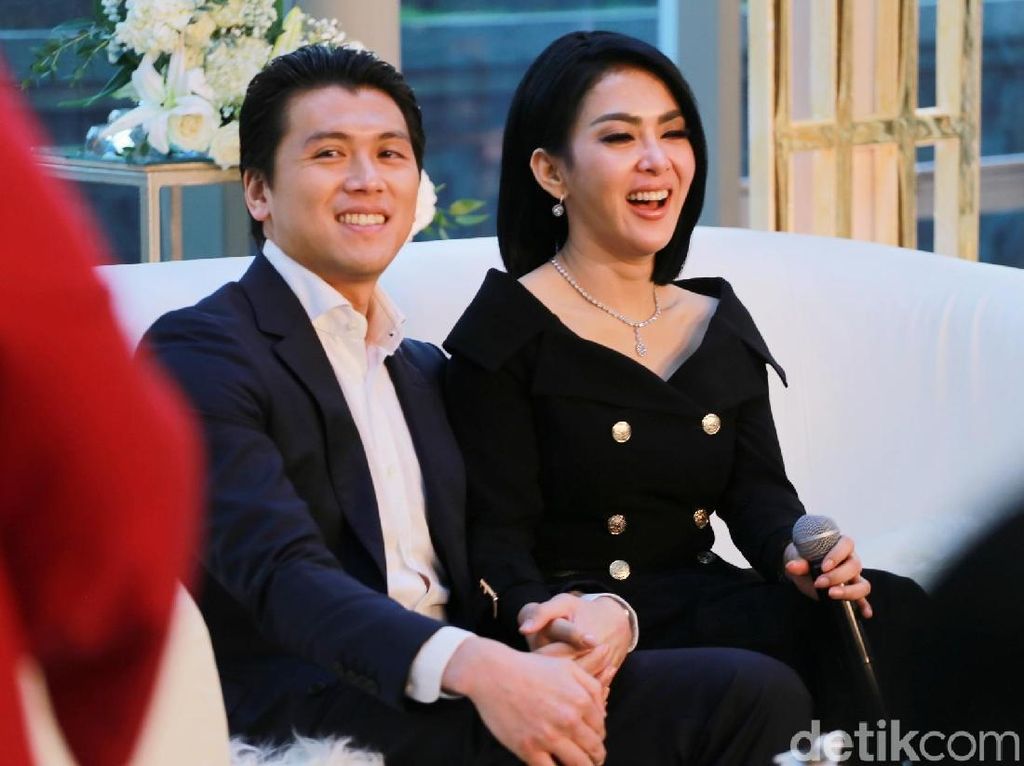 Pamer Teleponan Manja dengan Reino, Syahrini: Sayangku Udah Makan? Pamer Teleponan Manja dengan Reino, Syahrini: Sayangku Udah Makan?