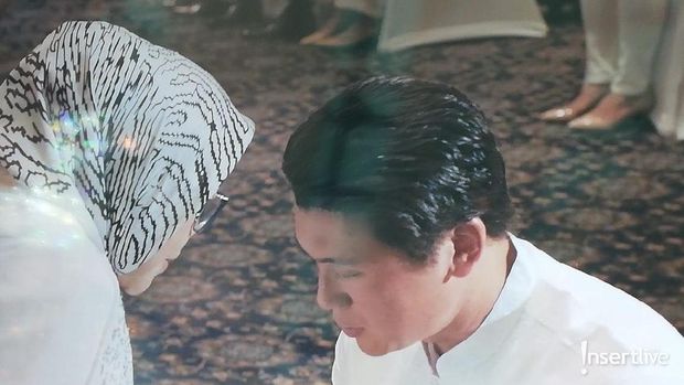Reino Barack meminta restu kepada ibunda Syahrini