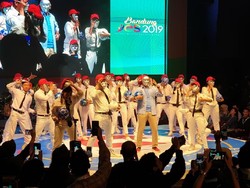 Heboh! Aksi Dance Sandiaga Bertopeng & Tendang Bola ke Milenial Jabar