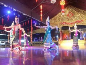 Foto: Lenggak-lenggok Penari Thailand Bikin Terpukau