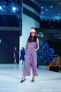 Tenun Kediri Rasa Retro di Koleksi Terbaru IKAT Indonesia Didiet Maulana