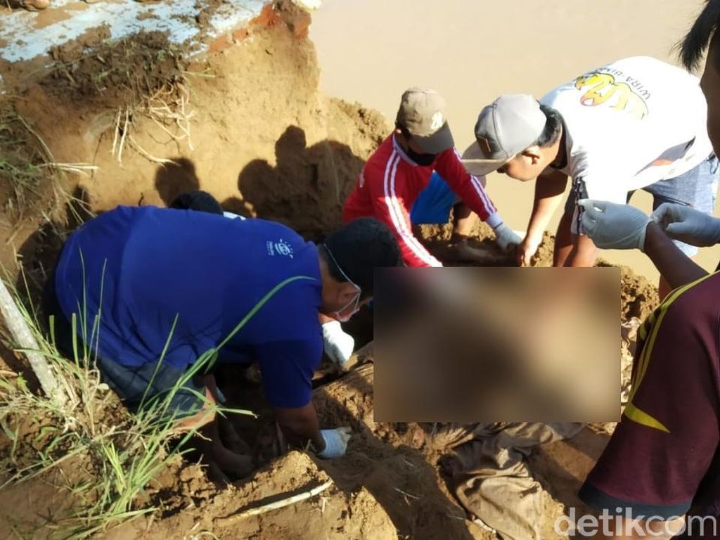 Buntut Jasad di Pacitan Hilang Terbawa Banjir, Puluhan Makam Direlokasi Buntut Jasad di Pacitan Hilang Terbawa Banjir, Puluhan Makam Direlokasi
