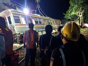Sudah 12 Jam, Proses Evakuasi KRL Anjlok di Bogor Masih Berlangsung