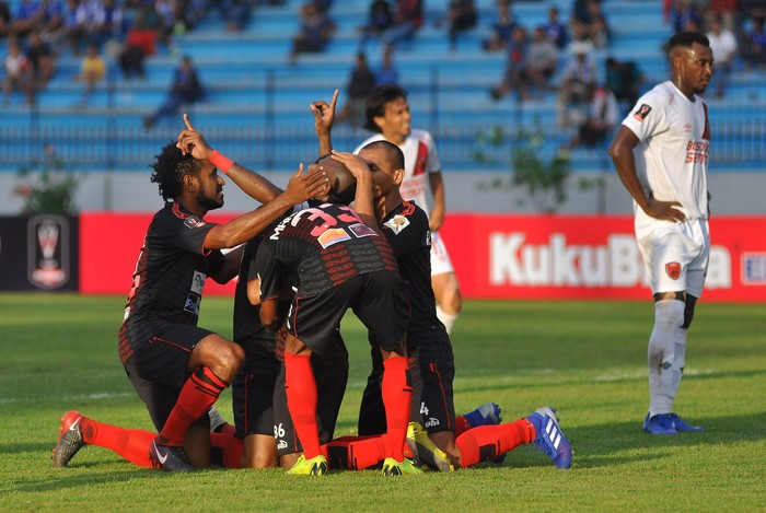 Pesepak bola Persipura Jayapura merayakan kemenangan saat melawan PSM Makassar usai laga grup C Piala Presiden 2019 di stadion Moch Subroto Magelang, Jawa Tengah, Minggu (10/3/2019). Persipura Jayapura berhasil mengalahkan PSM Makassar dengan skor 1:0. ANTARA FOTO/Anis Efizudin/foc.