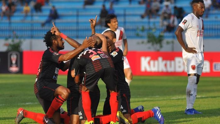 Persipura Jayapura saat mengalahkan PSM Makassar. (Anis Efizudin/foc/Antara) Persipura Jayapura saat mengalahkan PSM Makassar. (Anis Efizudin/foc/Antara)