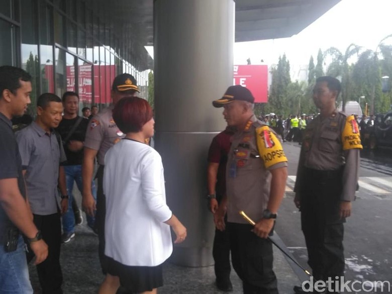 Belum Kantongi Izin, Polisi Datangi Lokasi Konser Hadapi dengan Senyuman