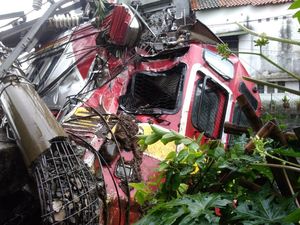 Potret Hancurnya KRL Anjlok di Kebon Pedes Bogor Potret Hancurnya KRL Anjlok di Kebon Pedes Bogor