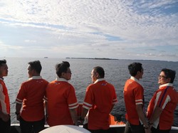 Demi Gaet Nasabah, Staf Bank Ini Terjang Ombak ke Pulau Terpencil