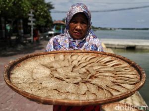Melihat Pembuatan Kerupuk Ikan di Pulau Harapan