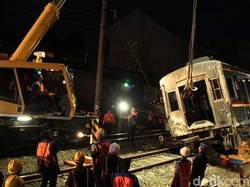 Video Crane Angkat Gerbong KRL Anjlok di Bogor