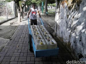 Potret Penjual Air Bersih di Pulau Harapan