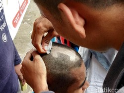 Buktikan Loyalitas, Relawan Jokowi di Kendari Cukur Angka 1