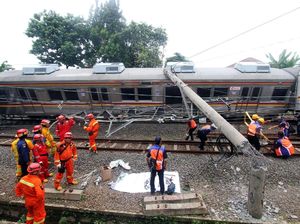 Evakuasi KRL Terguling Terkendala Cuaca