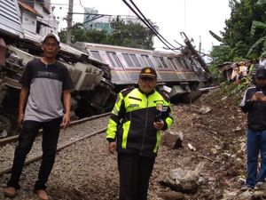 KNKT Selidiki Penyebab KRL Jakarta-Bogor Terguling KNKT Selidiki Penyebab KRL Jakarta-Bogor Terguling