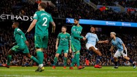 Empat menit berselang, City menggandakan keunggulan. Sterling yang mencatatkan namanya lagi di papan skor. Kali ini meneruskan umpan Riyad Mahrez. (Foto: Phil Noble/Reuters)