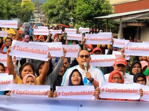 Amak-amak Pendukung Prabowo Doakan Ani Yudhoyono Cepat Sembuh Amak-amak Pendukung Prabowo Doakan Ani Yudhoyono Cepat Sembuh