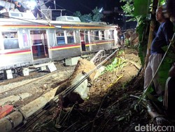 Evakuasi KRL Anjlok, Petugas Pindahkan Dulu 2 Tiang Penyangga LAA yang Tumbang