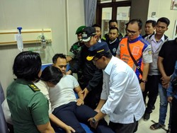 Menhub Kunjungi Korban KRL Anjlok di RS Salak