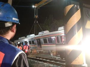 Evakuasi KRL Anjlok di Bogor Diprediksi Selesai Tengah Malam Evakuasi KRL Anjlok di Bogor Diprediksi Selesai Tengah Malam