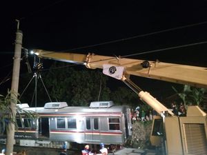 Foto: Proses Evakuasi KRL Anjlok di Bogor Terus Dikebut Hingga Malam