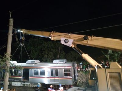 Foto: Proses Evakuasi KRL Anjlok di Bogor Terus Dikebut Hingga Malam