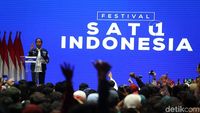 Berjaket Bomber Biru, Jokowi Temui Milenial di Festival Satu Indonesia
