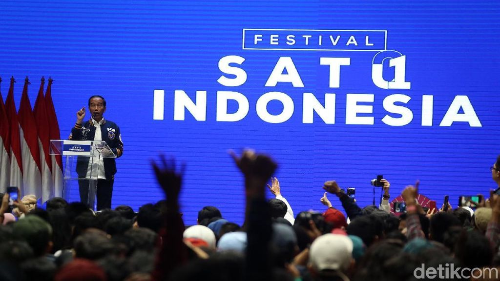 Berjaket Bomber Biru, Jokowi Temui Milenial di Festival Satu Indonesia Berjaket Bomber Biru, Jokowi Temui Milenial di Festival Satu Indonesia