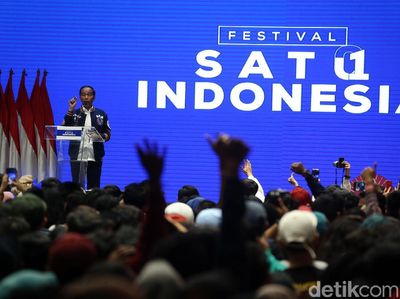 Berjaket Bomber Biru, Jokowi Temui Milenial di Festival Satu Indonesia