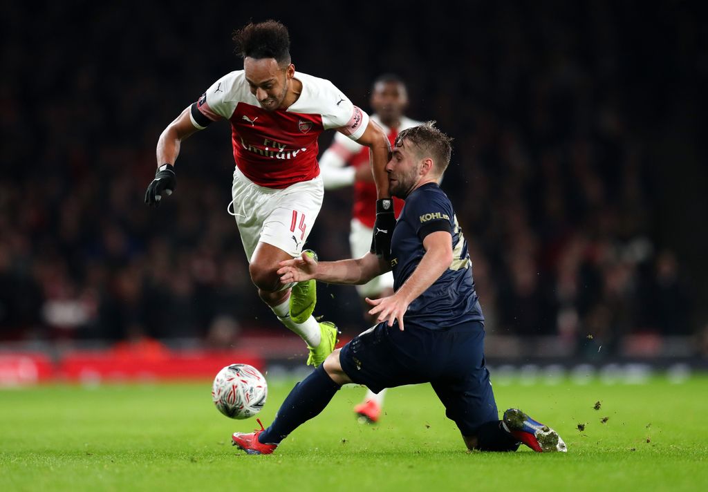 LONDON, ENGLAND - JANUARY 25: Pierre-Emerick Aubameyang of Arsenal is challenged by Luke Shaw of Manchester United during the FA Cup Fourth Round match between Arsenal and Manchester United at Emirates Stadium on January 25, 2019 in London, United Kingdom. (Photo by Catherine Ivill/Getty Images)