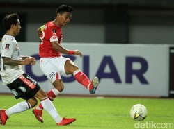 Semen Padang baru membalas di menit ke-17. Dedi Hartono memperkecil skor menjadi 1-2, yang bertahan hingga jeda.