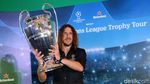 Carles Puyol Sapa Fans di Jakarta