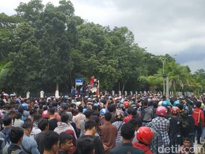 Demo Desak Kapolres Kendari Dicopot Ricuh, Korspri Kapolda Kena Lemparan Batu