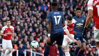 Arsenal berhasil melesakkan gol di menit ke-12. Adalah Granit Xhaka yang mencatatkan namanya di papan skor lewat tembakan dari luar kotak penalti. (Foto: John Sibley/Reuters)