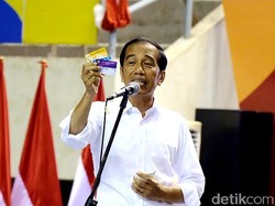 Pamer 3 Kartu Sakti ke Pendukung, Jokowi: Mbois Nggak?