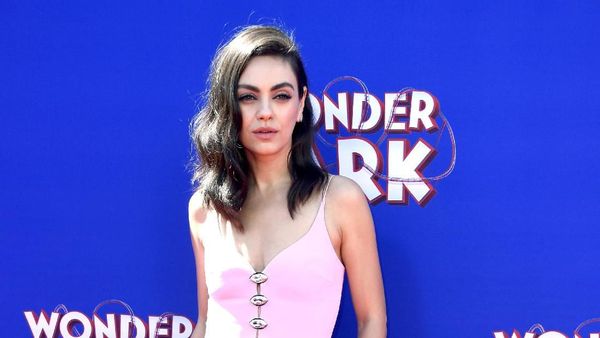 Gaya Kasual Mila Kunis