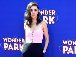 Gaya Kasual Mila Kunis