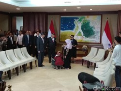 Bahagianya Siti Aisyah Bertemu Orang Tua