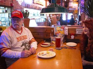 Pasangan Ini  Setiap Hari Makan di Restoran yang Sama Selama 15 Tahun Pasangan Ini  Setiap Hari Makan di Restoran yang Sama Selama 15 Tahun