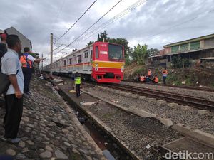 Lumpuh Sejak Kemarin, Jalur Jakarta-Bogor Akhirnya Dilintasi KRL Lagi Lumpuh Sejak Kemarin, Jalur Jakarta-Bogor Akhirnya Dilintasi KRL Lagi