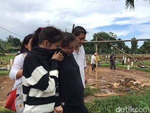Masih Shock, Putri Titian Tak Mau Pulang dari Pemakaman Masih Shock, Putri Titian Tak Mau Pulang dari Pemakaman