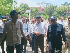 Tinjau Banjir Madiun, Mendikbud: Ini Akibat Ulah Manusia Tinjau Banjir Madiun, Mendikbud: Ini Akibat Ulah Manusia