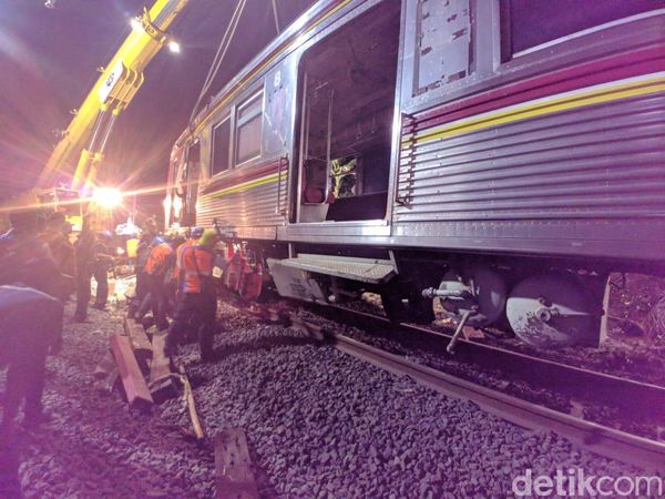Potret Gerbong yang Sempat Terguling Kini Kembali ke Atas Rel