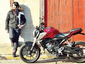 Cerita Pebalap Cewek Jepang yang Touring Naik Motor Sendirian Cerita Pebalap Cewek Jepang yang Touring Naik Motor Sendirian