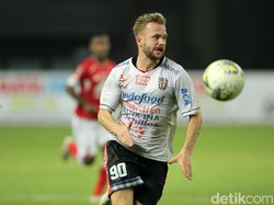 Melvin Platje yang membawa Bali United memimpin 1-0. Memanfaatkan umpan terobosan, sepakannya merobek gawang Rendy Oscario.
