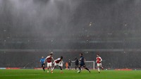 Duel antara Arsenal vs MU diguyur hujan pada pertengahan babak kedua. (Foto: John Sibley/Reuters)